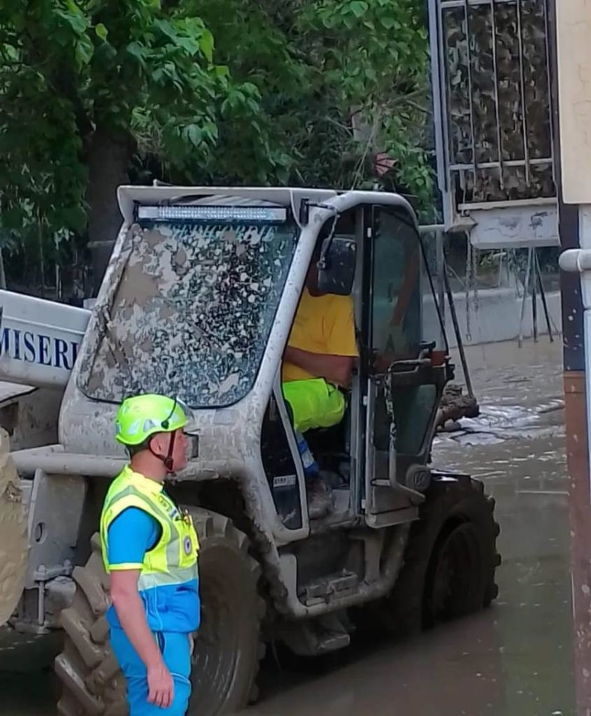 calabresi a lavoro a faenza per togliere il fango