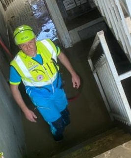 calabresi a lavoro a faenza per togliere il fango