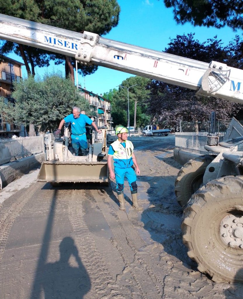 calabresi a lavoro a faenza per togliere il fango