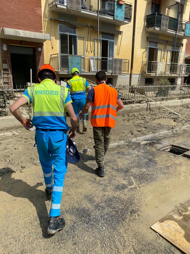 calabresi a lavoro a faenza per togliere il fango