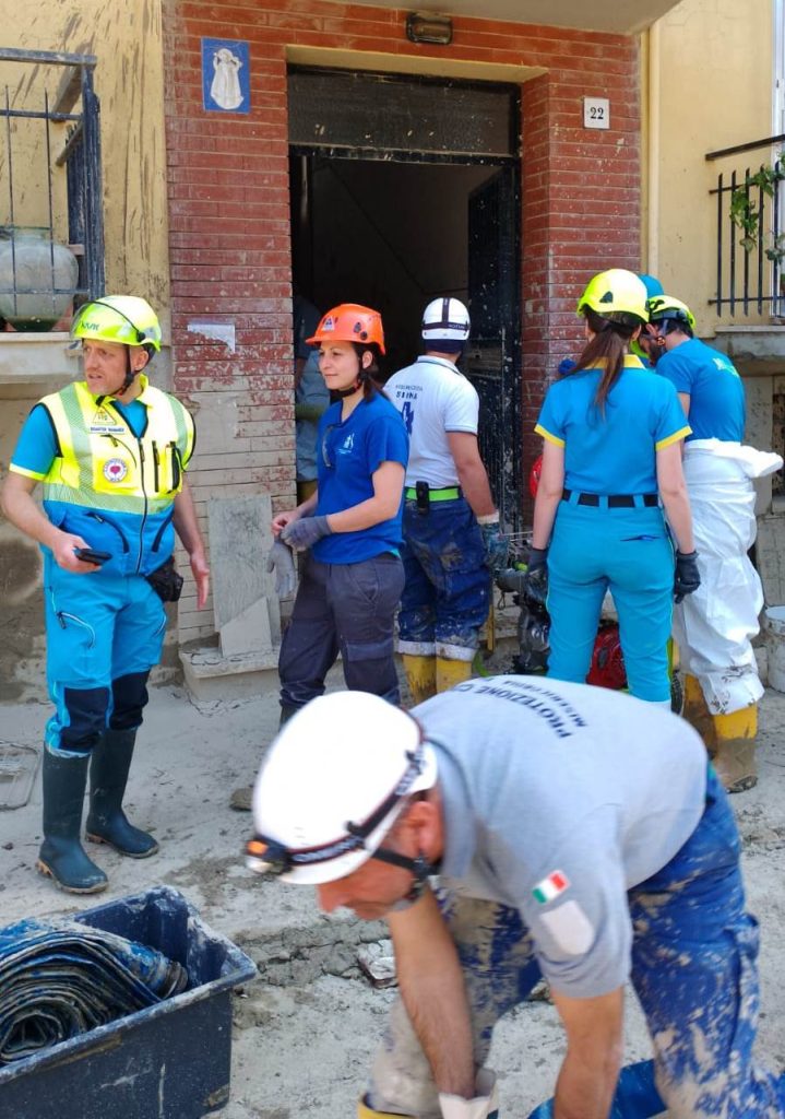calabresi a lavoro a faenza per togliere il fango