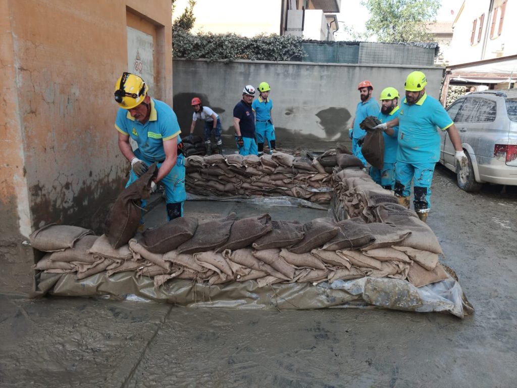 calabresi a lavoro a faenza per togliere il fango