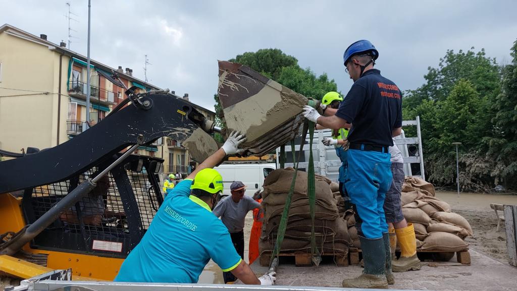 calabresi a lavoro a faenza per togliere il fango