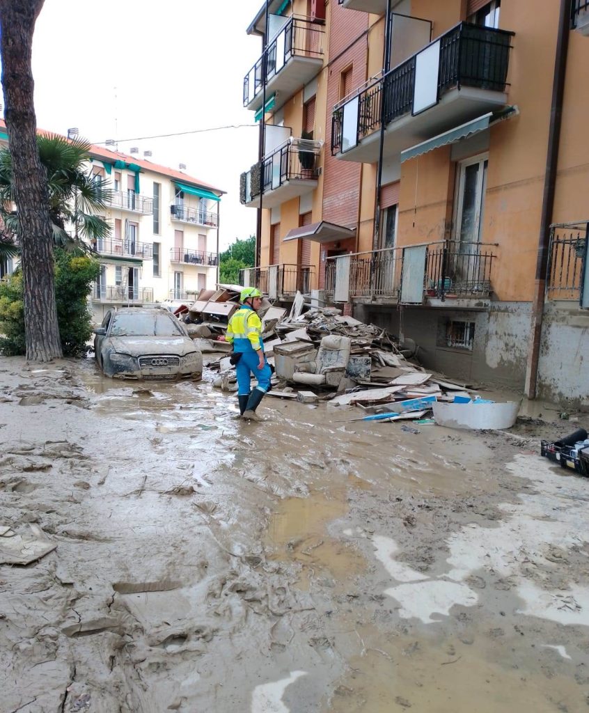 calabresi a lavoro a faenza per togliere il fango