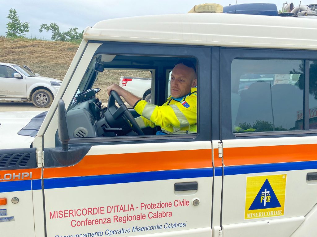 calabresi a lavoro a faenza per togliere il fango