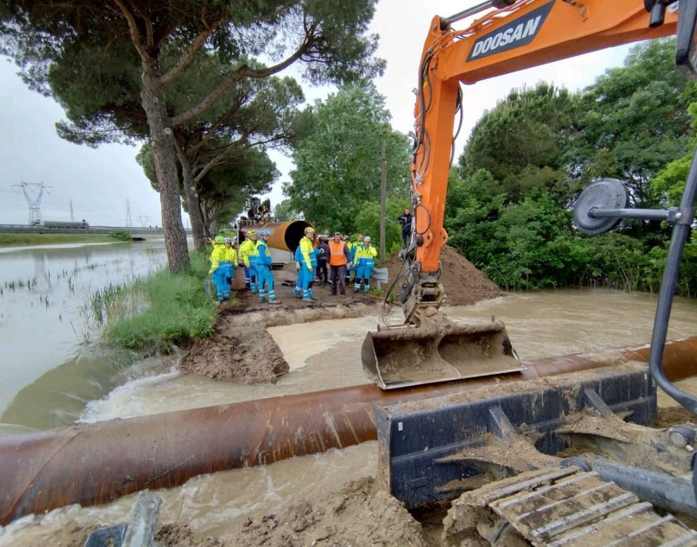 calabresi a lavoro a faenza per togliere il fango