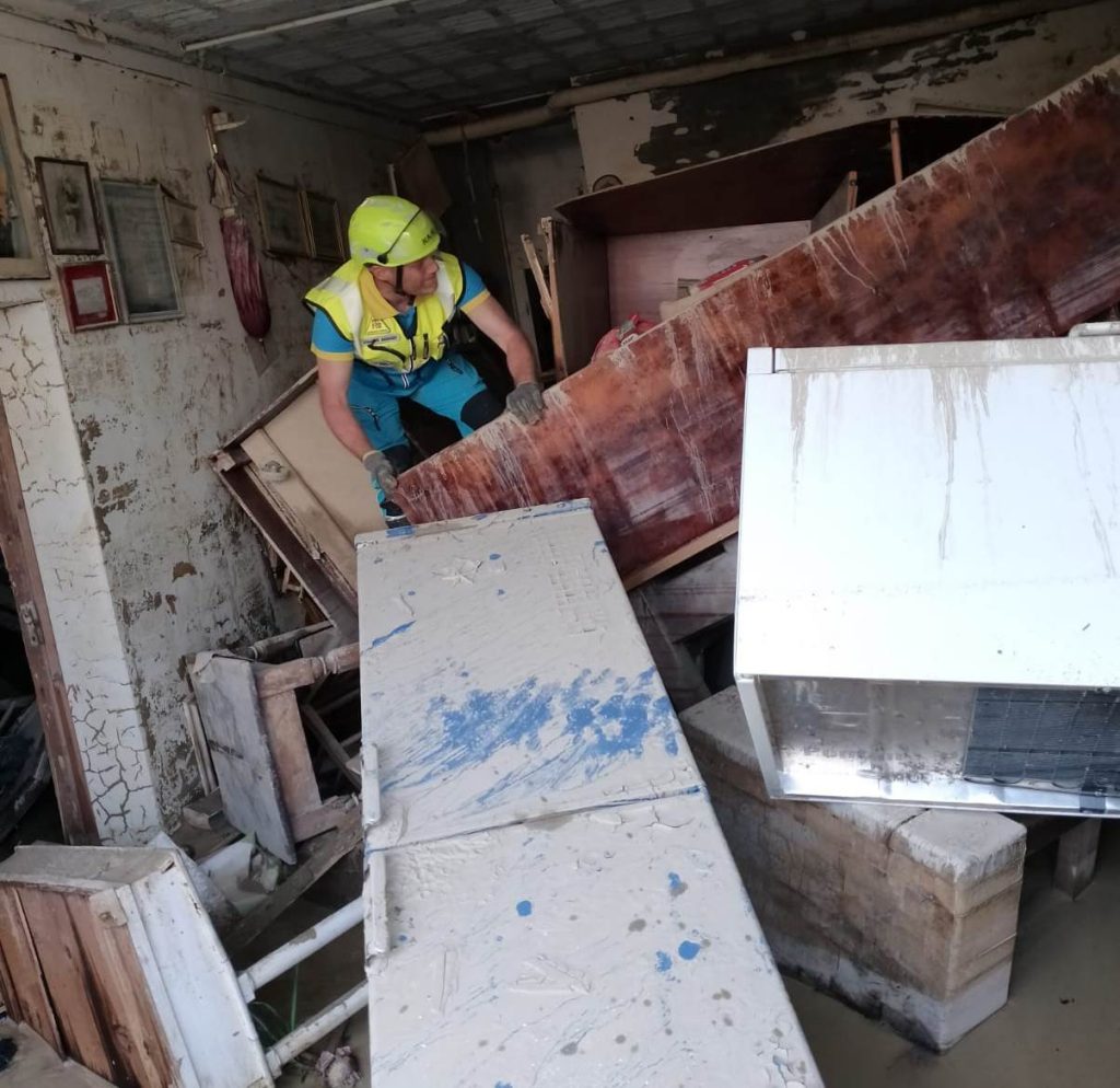 calabresi a lavoro a faenza per togliere il fango