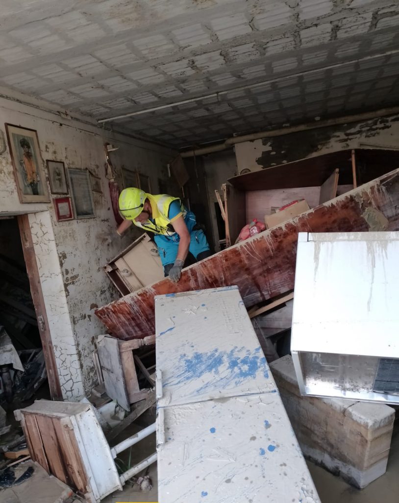 calabresi a lavoro a faenza per togliere il fango