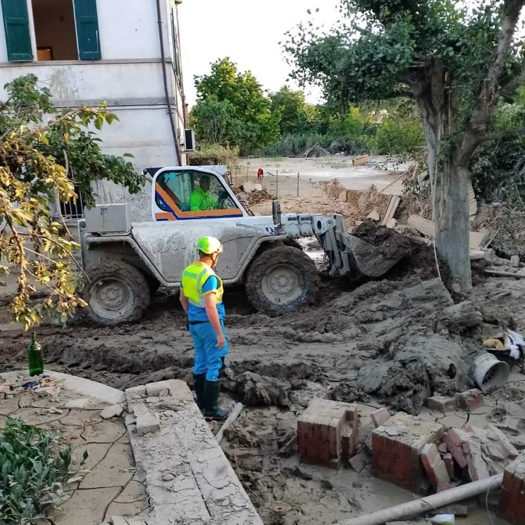 calabresi a lavoro a faenza per togliere il fango