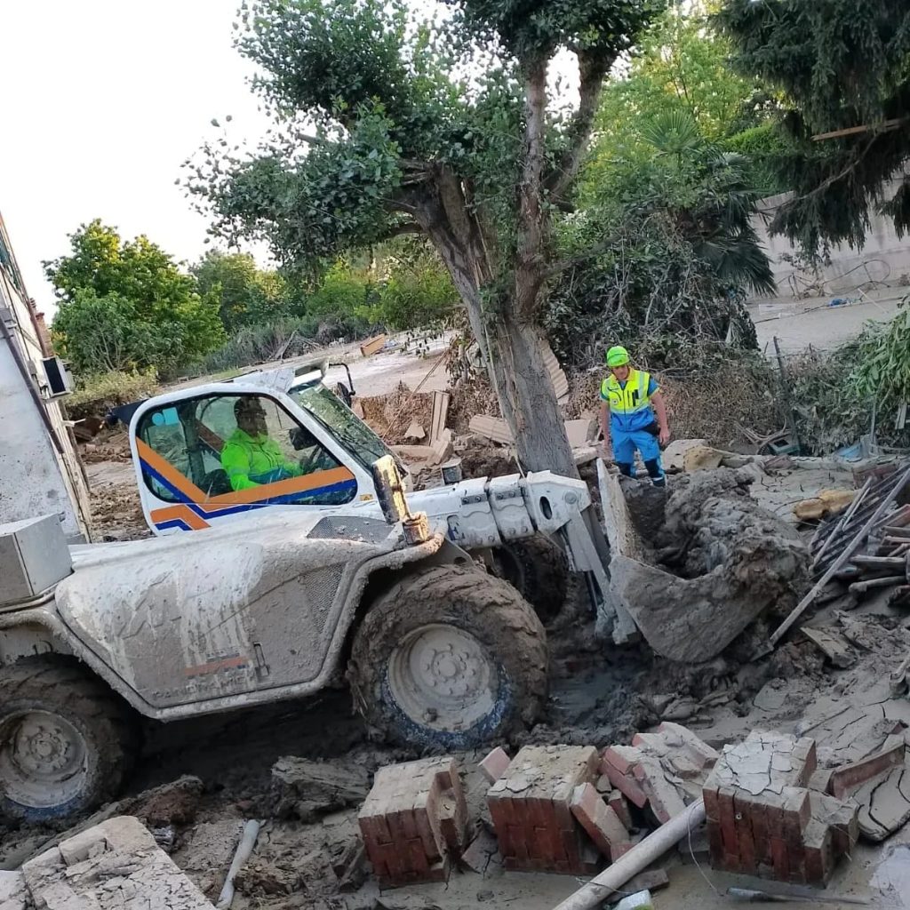 calabresi a lavoro a faenza per togliere il fango