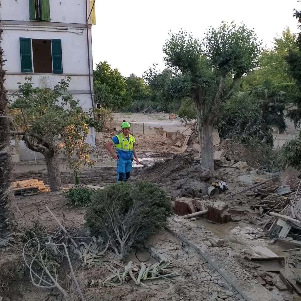 calabresi a lavoro a faenza per togliere il fango