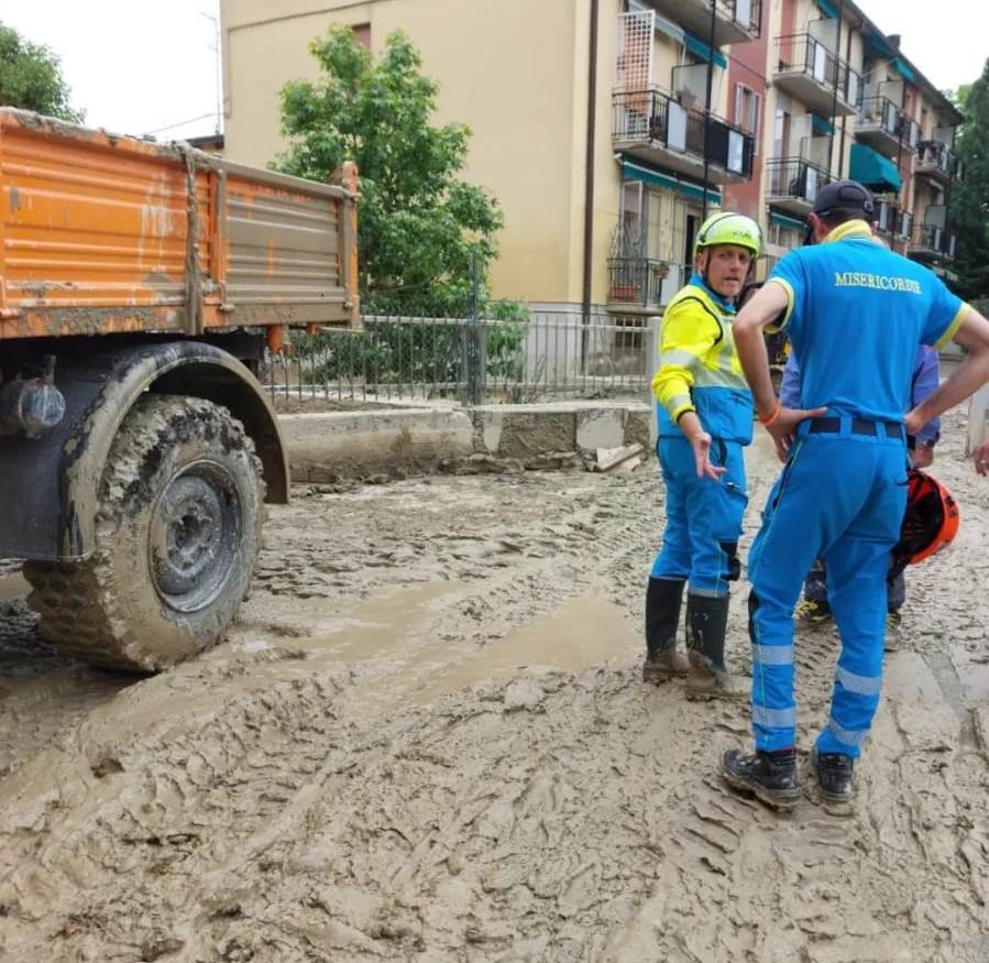 calabresi a lavoro a faenza per togliere il fango