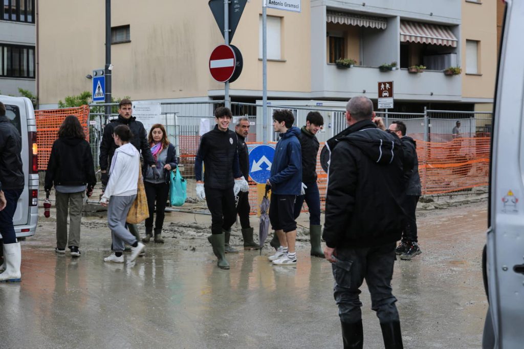 calciatori cesena aiutano a spalare fango dopo alluvione emilia romagna