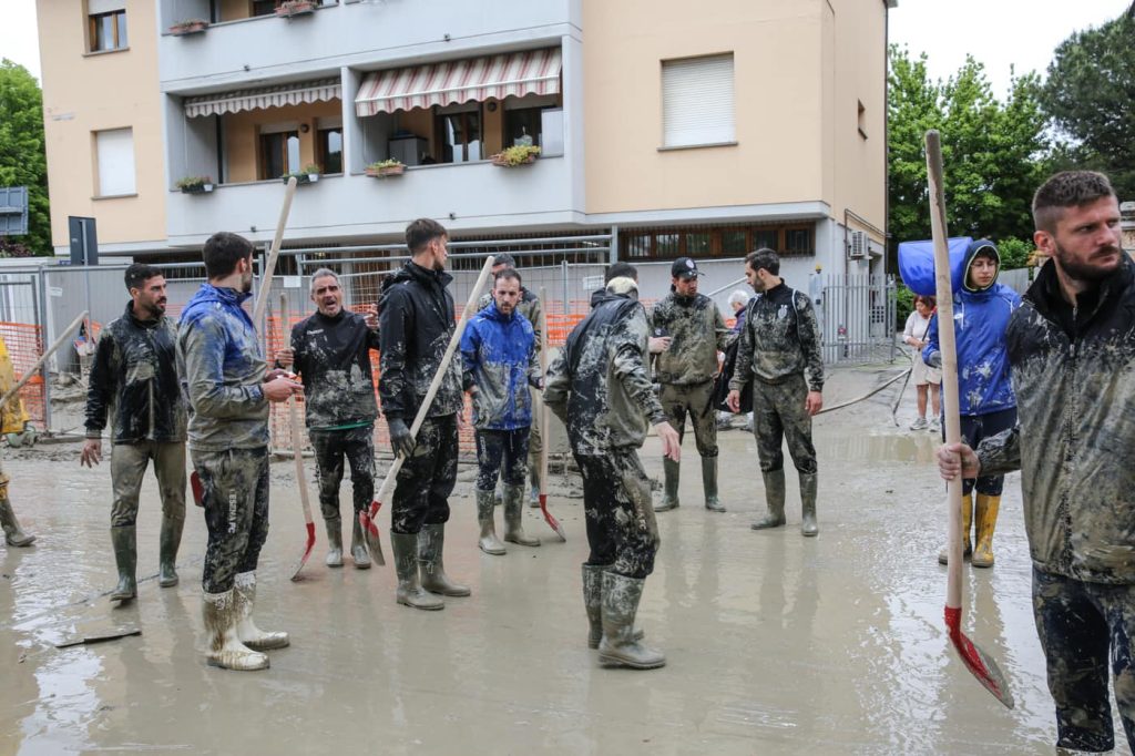 calciatori cesena aiutano a spalare fango dopo alluvione emilia romagna