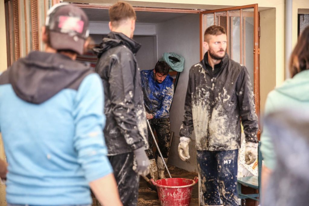 calciatori cesena aiutano a spalare fango dopo alluvione emilia romagna