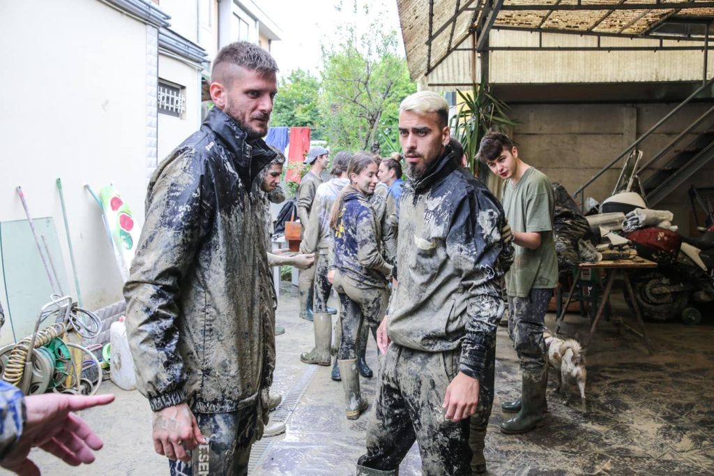 calciatori cesena aiutano a spalare fango dopo alluvione emilia romagna