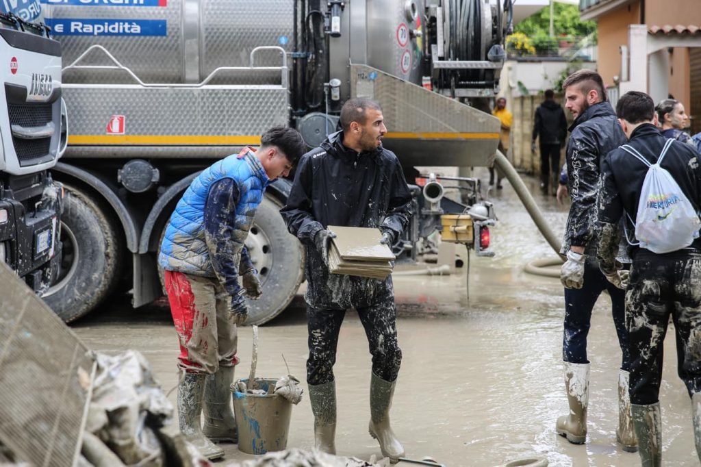 calciatori cesena aiutano a spalare fango dopo alluvione emilia romagna