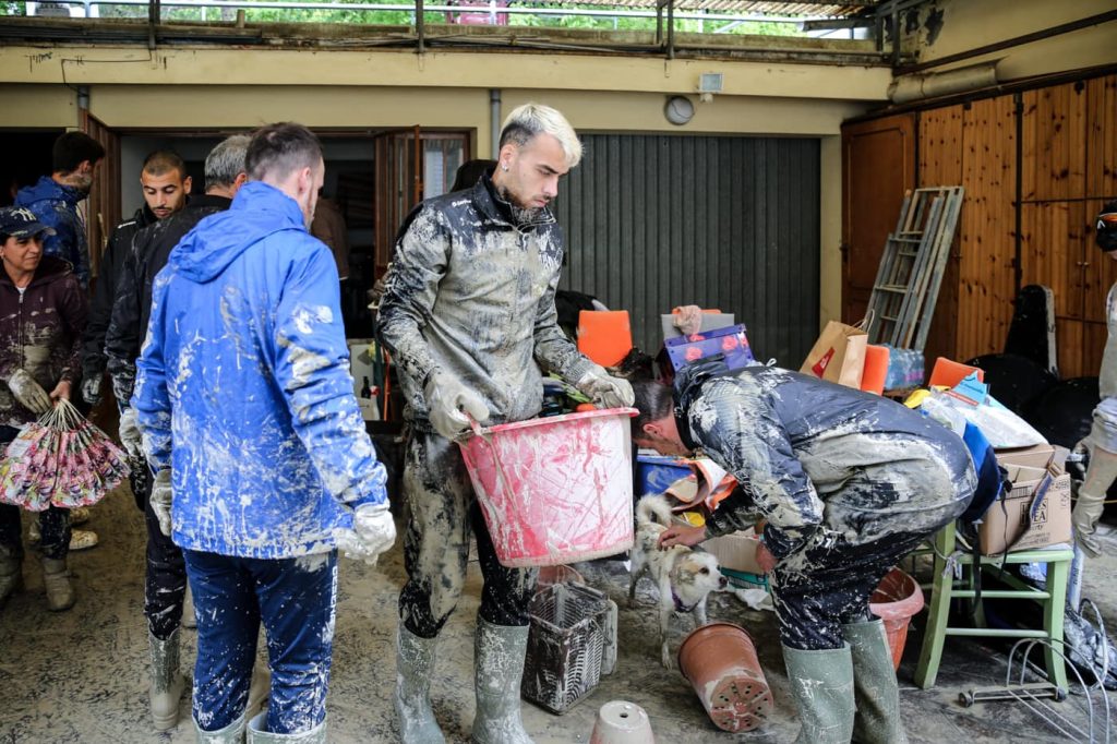 calciatori cesena aiutano a spalare fango dopo alluvione emilia romagna