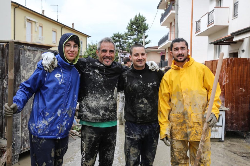 calciatori cesena aiutano a spalare fango dopo alluvione emilia romagna