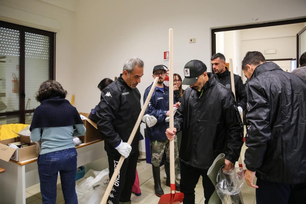 calciatori cesena aiutano a spalare fango dopo alluvione emilia romagna