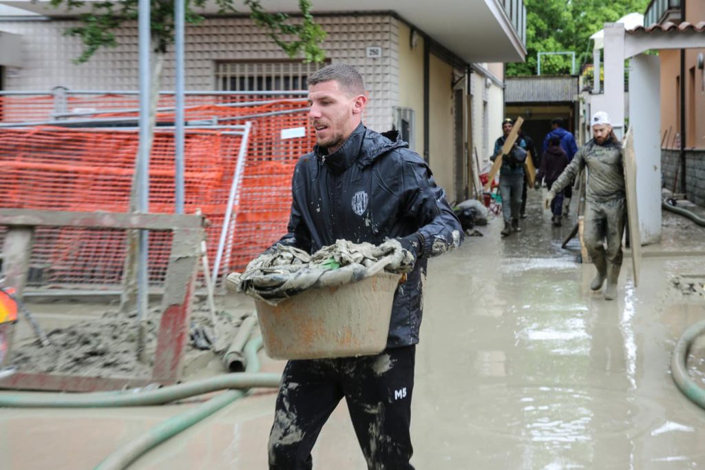 calciatori cesena aiutano a spalare fango dopo alluvione emilia romagna
