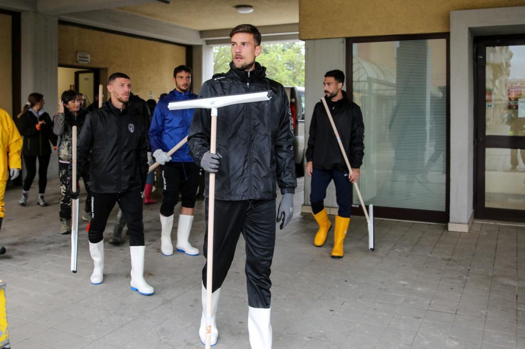 calciatori cesena aiutano a spalare fango dopo alluvione emilia romagna