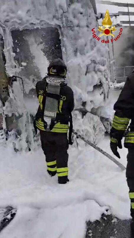 camion bruciato vigili del fuoco (1)