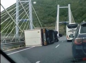 camion ribaltato a2 forte vento