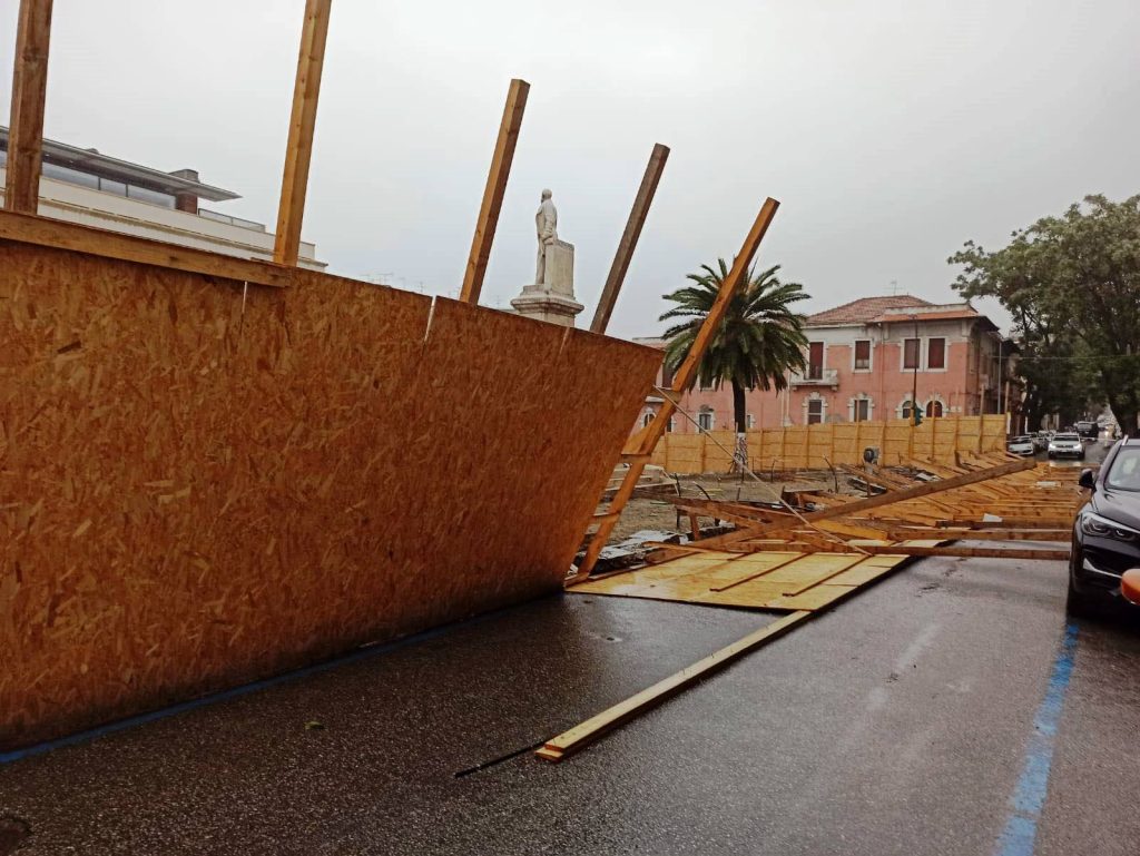 cantiere piazza de nava caduto maltempo