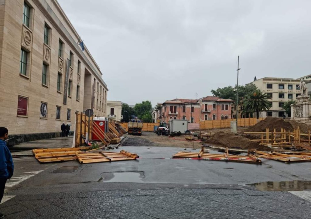 cantiere piazza de nava caduto maltempo