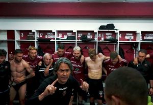 inzaghi parla alla squadra negli spogliatoi