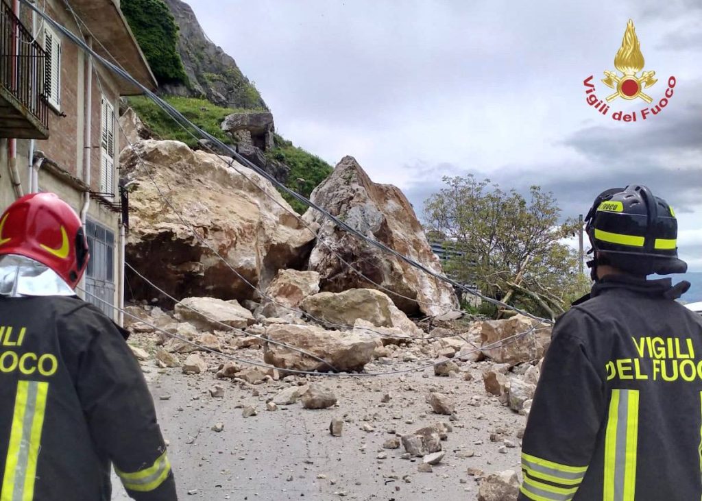 vigili del fuoco frana