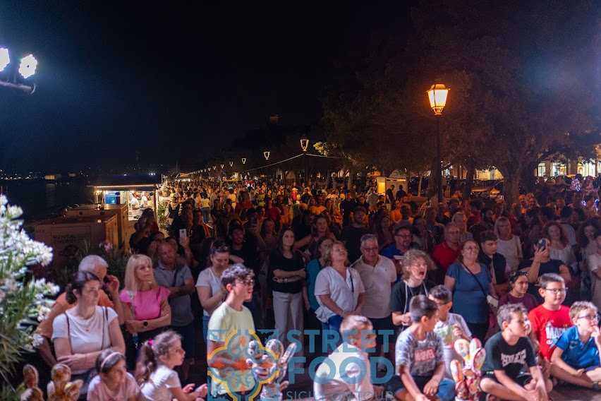 Flusso di gente tra esibizione mago e stand Street Food Milazzo