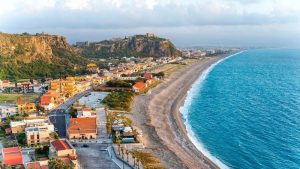 Milazzo dall'alto costiera mare