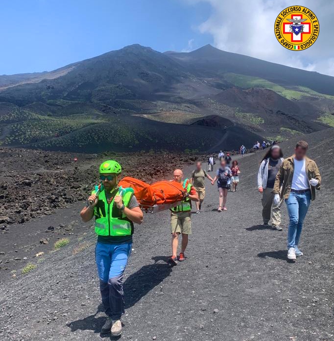 Cade e si infortuna ad un ginocchio, soccorsa escursionista sull'Etna