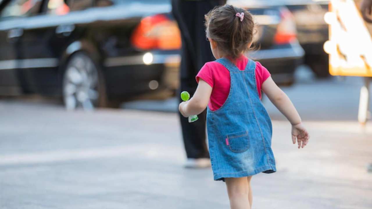 bambina-da-sola-in-strada