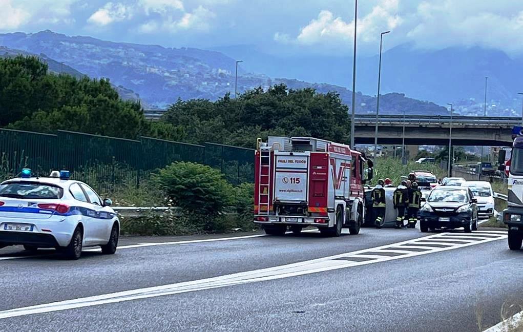 incidente bretelle reggio calabria auto ribaltata