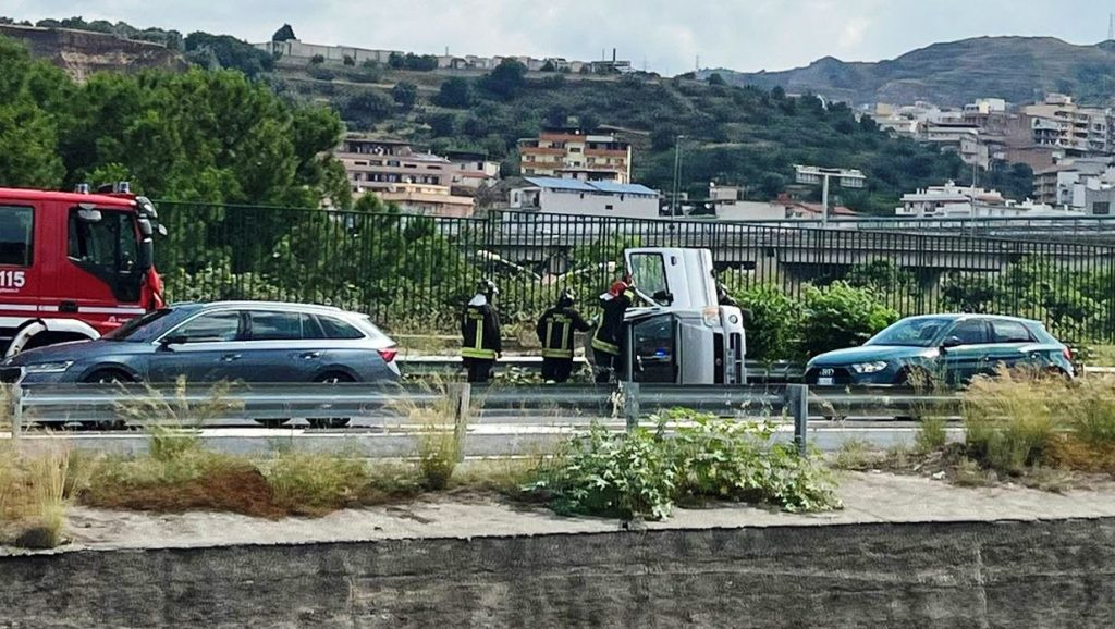 incidente bretelle reggio calabria auto ribaltata