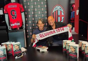 inzaghi e tifoso fausto albanese con sciarpa reggina al firma copie