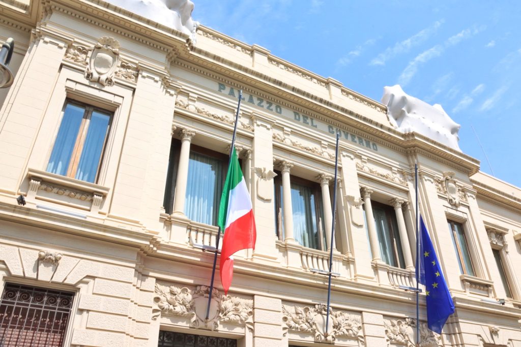 lutto nazionale berlusconi bandiere mezz'asta reggio calabria