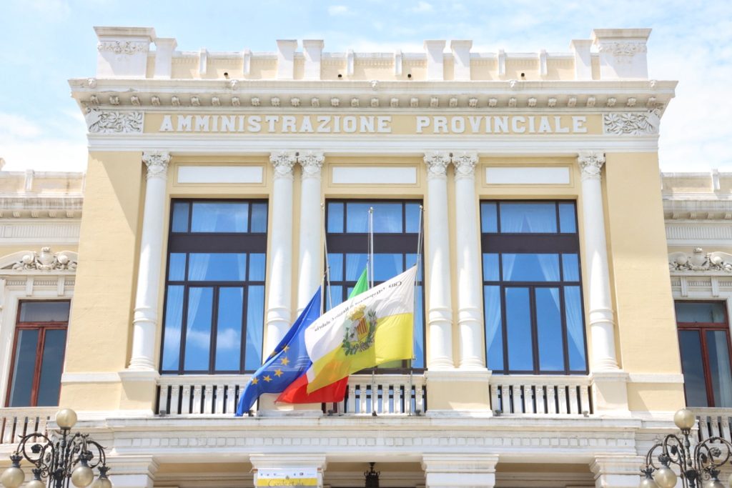 lutto nazionale berlusconi bandiere mezz'asta reggio calabria