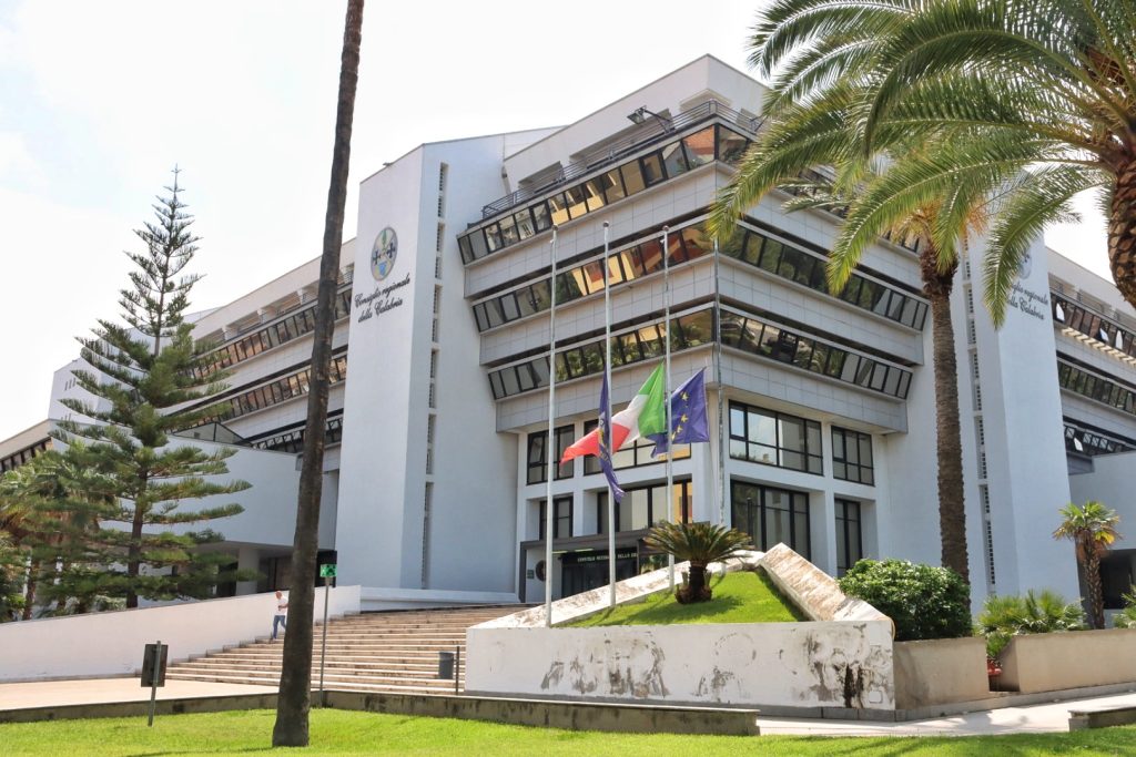 lutto nazionale berlusconi bandiere mezz'asta reggio calabria