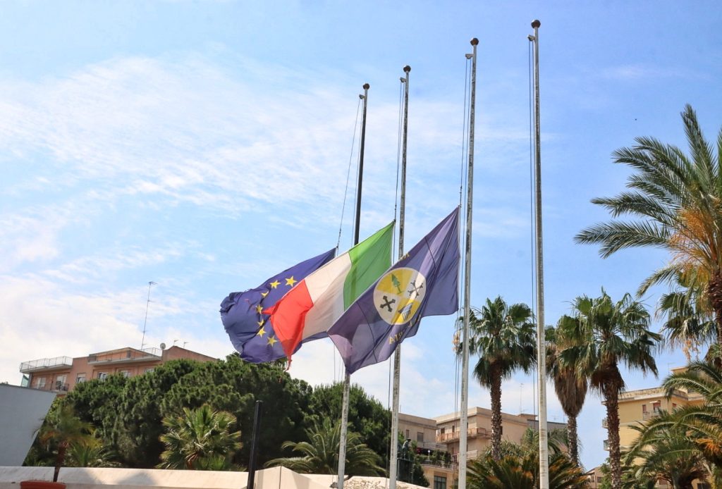 lutto nazionale berlusconi bandiere mezz'asta reggio calabria