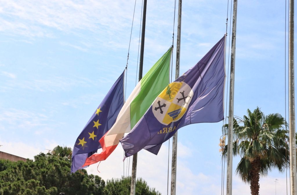 lutto nazionale berlusconi bandiere mezz'asta reggio calabria