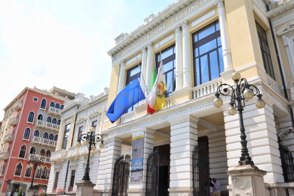 lutto nazionale berlusconi bandiere mezz'asta reggio calabria