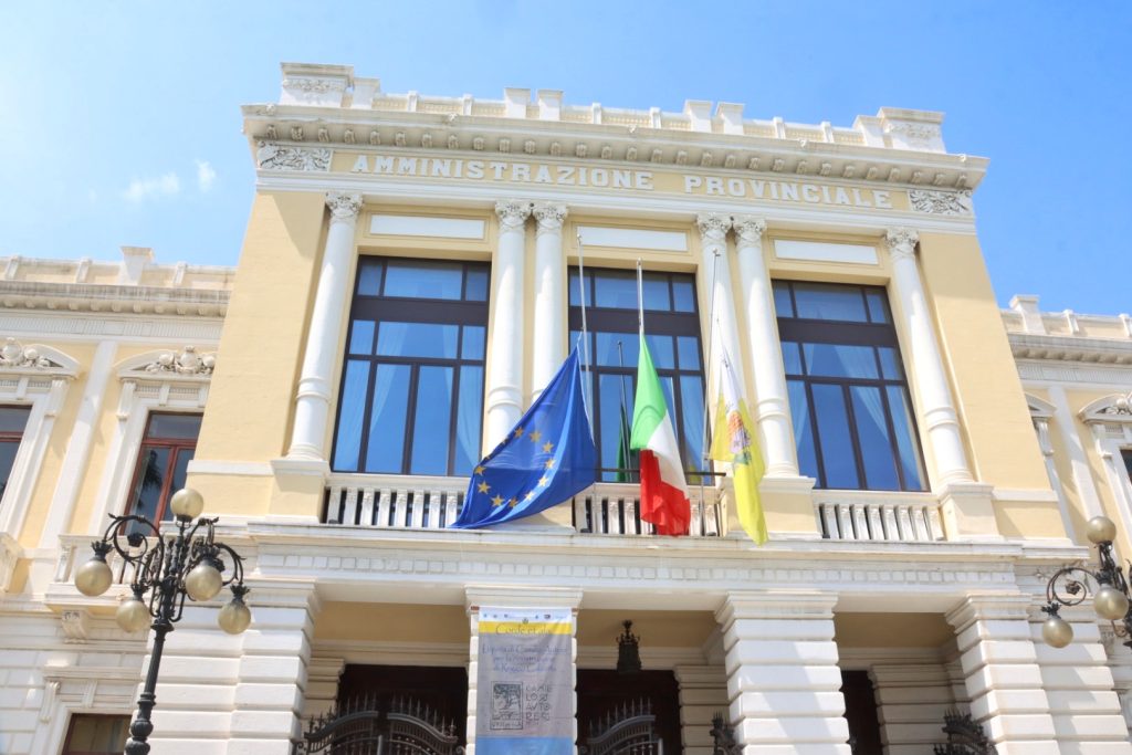 lutto nazionale berlusconi bandiere mezz'asta reggio calabria