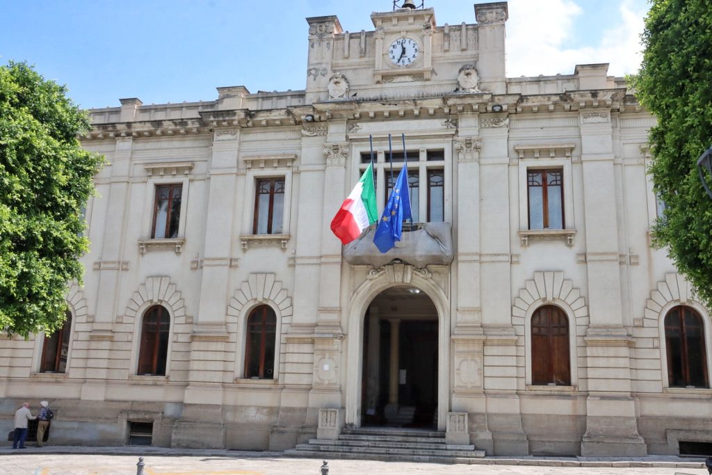 lutto nazionale berlusconi bandiere mezz'asta reggio calabria