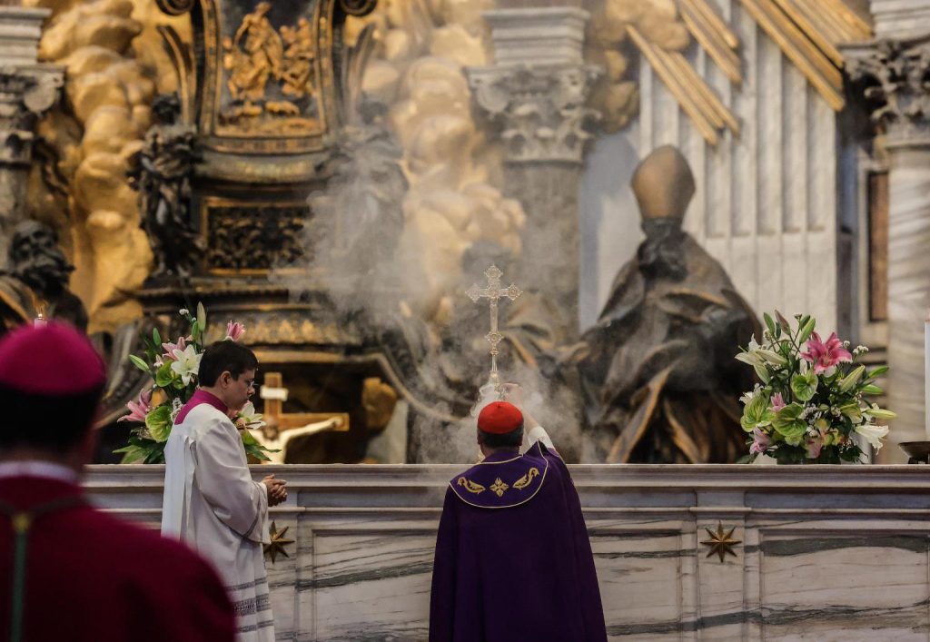 uomo nudo sull'altare della Basilica di San Pietro
