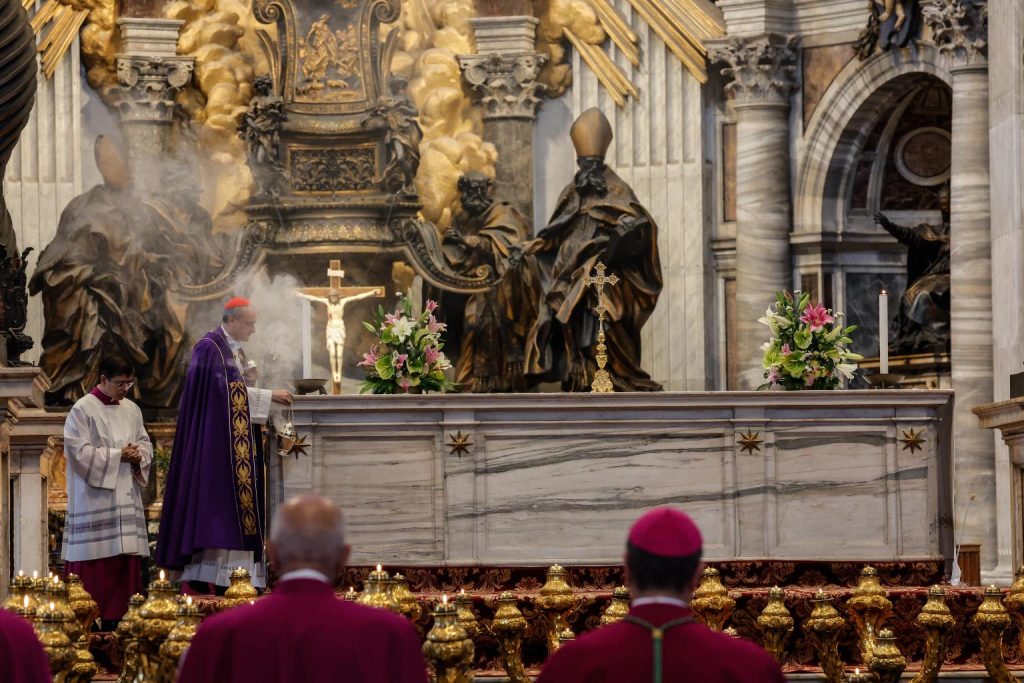 uomo nudo sull'altare della Basilica di San Pietro