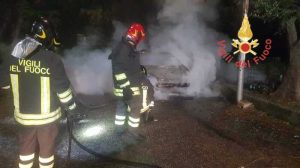 vigili del fuoco auto fiamme notte